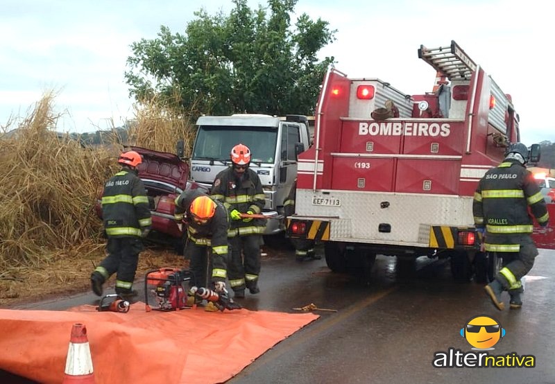 Foto 5 de 5 — Carro bate de frente com caminhão em vicinal da região